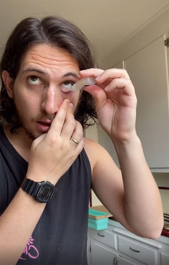 Cómo poner el colirio en los ojos. Gotas para los ojos, la parte inferior del párpado, tirar hacia abajo, hacer una taza y luego ¡Boom!. No da miedo, no falla, aplicación perfecta. Es tan refrescante, tengo que hacerlo de nuevo