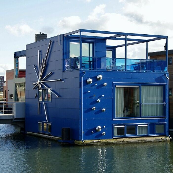 ¡Hace mucho calor en Holanda, así que es un momento apropiado para publicar una fea casa holandesa sobre el agua!
