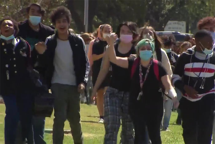 Estos estudiantes realizaron una huelga masiva después de que una profesora lesbiana fuera escoltada fuera del campus