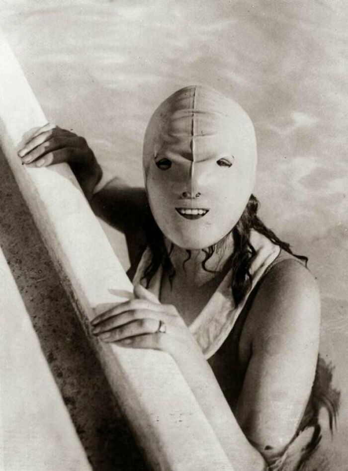Una máscara de natación completa diseñada para proteger la piel de las mujeres del sol en los años 20