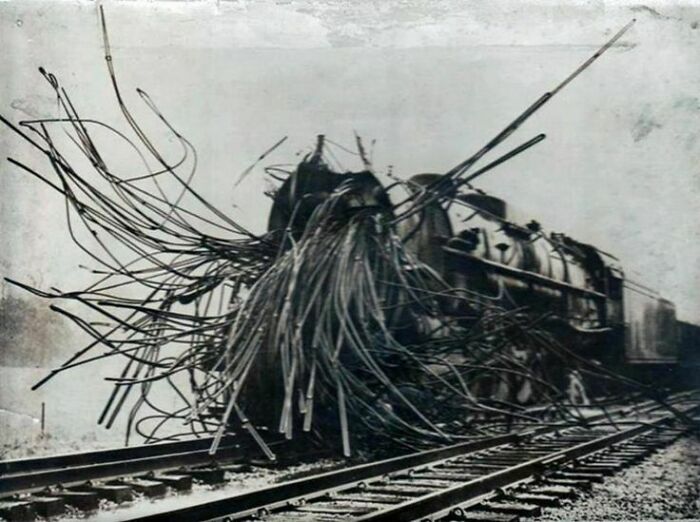 Un tren destrozado tras la explosión de una caldera - Hay algo en esta imagen que me parece extrañamente inquietante