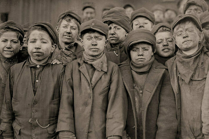 Niños después de trabajar en la mina