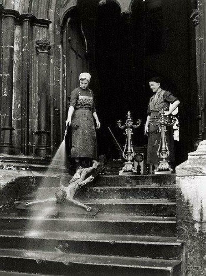 Lavando un crucifijo, 1938