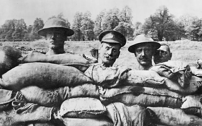 Algunas cabezas de papel maché de la Primera Guerra Mundial