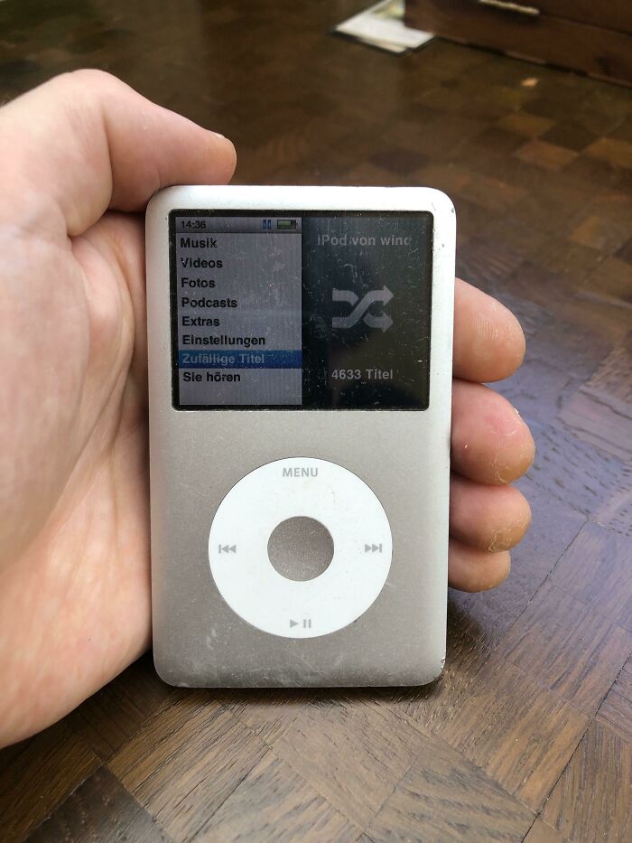Es hora de cambiar mi Ipod Classic (2006) por Spotify. Llevo 15 años usándolo a diario, pero Spotify es demasiado cómodo. Descansa en paz pequeño