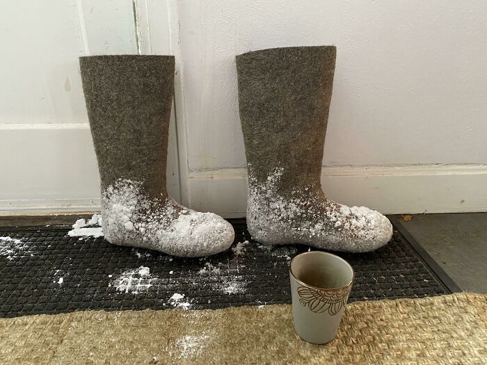 Estas botas rusas de lana afieltrada Valenki, hechas completamente de lana endurecida que me sirvieron tan bien aquí en Texas los últimos días. Sin suelas, sin forma, básicamente como usar calcetines de lana dura de 2 pulgadas de espesor a prueba de nieve. Los he tenido durante 5 años, sin signos de desgaste