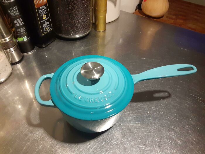 Mi novia me regaló esto para mi cumpleaños. Espero usarlo el resto de mis días. Sartén de hierro fundido esmaltado de fabricación francesa, Le Creuset