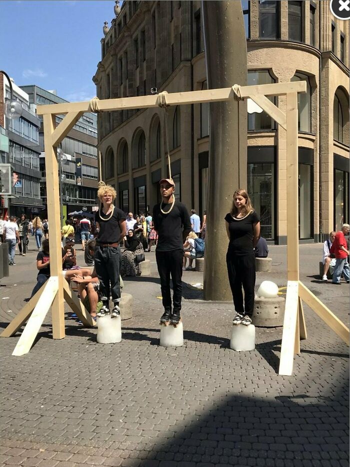 Protesta contra el cambio climático en Colonia. Están sobre bloques de hielo