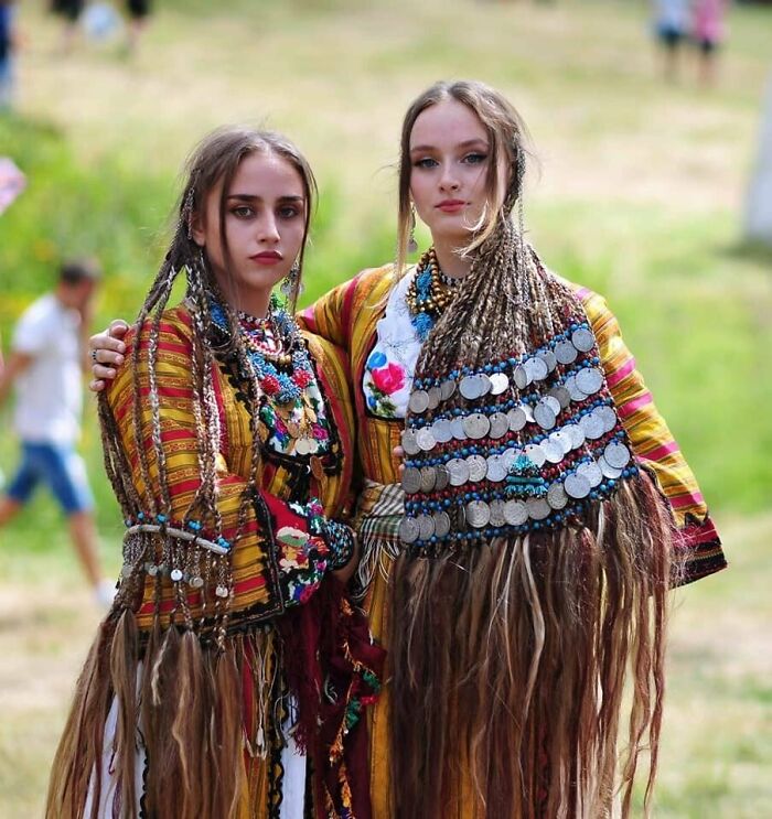 Vestidos y trenzas tradicionales del pueblo Pomak de Startsevo, Bulgaria