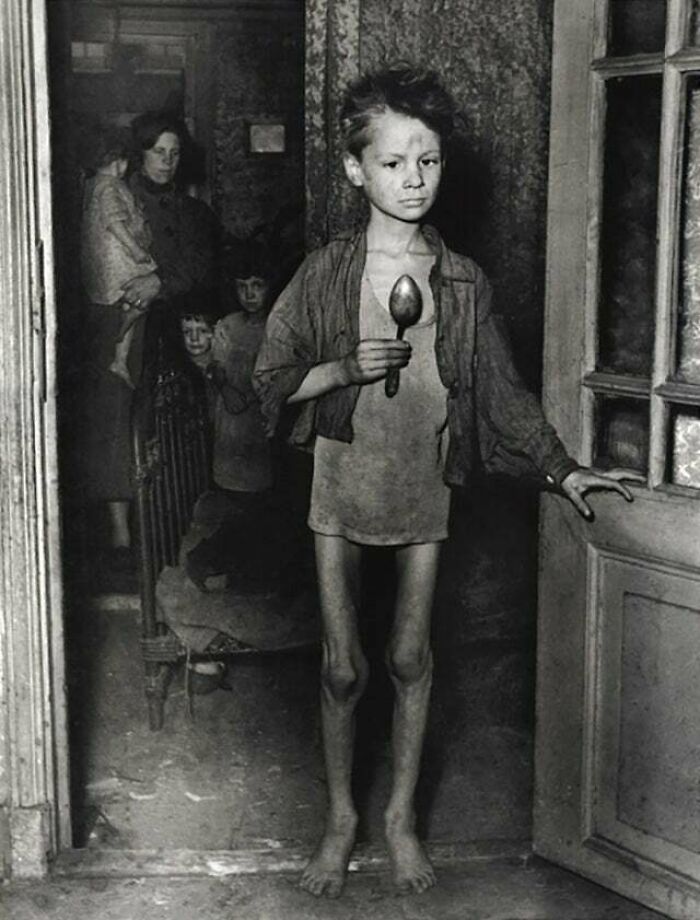 Niño holandés de 9 años durante la hambruna de 1944-45. Muchos llevaban una cuchara encima "por si acaso"
