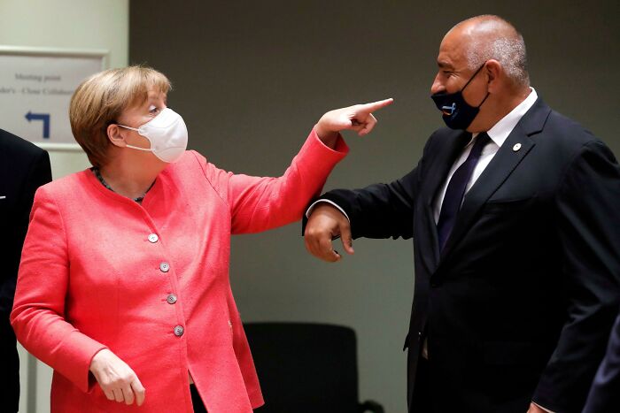 Merkel regañando al primer ministro búlgaro Boyko Borisov por llevar mal la mascarilla