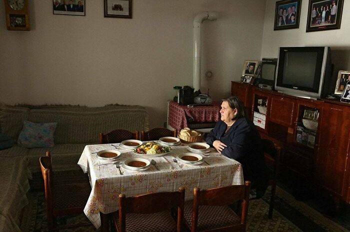 Señora albanesa cenando con su marido e hijos asesinados en la guerra en 1999