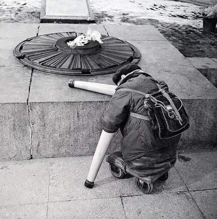 1966, foto de un veterano de guerra soviético cerca de la llama eterna en el aniversario del día de la Victoria