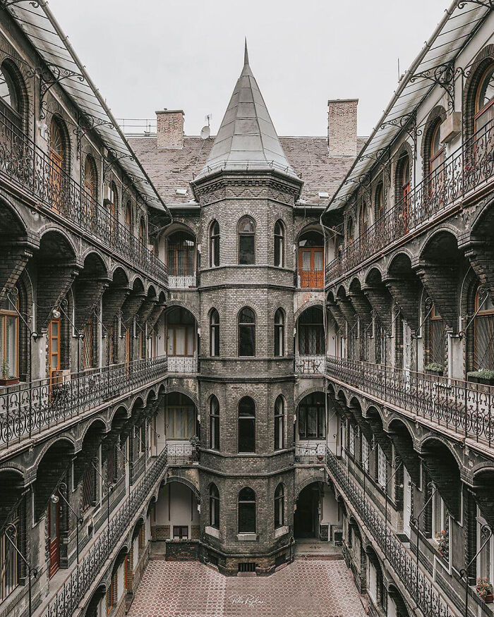 Edificio neogótico de apartamentos en Budapest, Hungría. Construido en 1894 aprox.