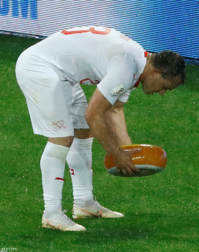Forofos suizos le tiran un queso a Shaqiri tras marcar el gol de la victoria