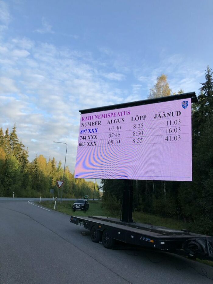 En Estonia, en vez de multarte por exceso de velocidad, tienes que parar y esperar fuera antes de continuar