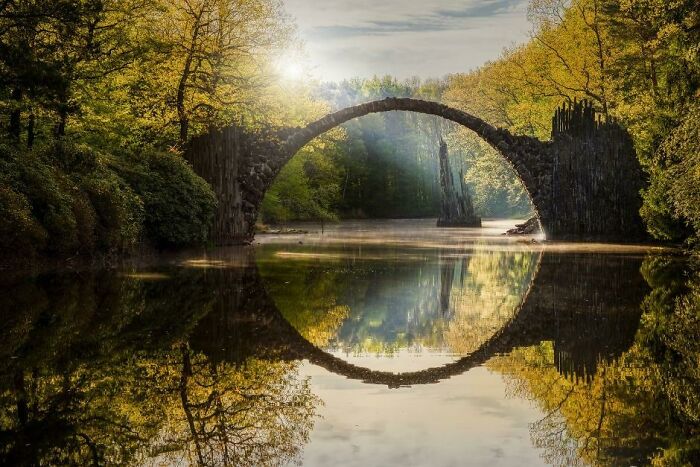 El puente del diablo (Rakotzbrücke) en Kromlau, Alemania