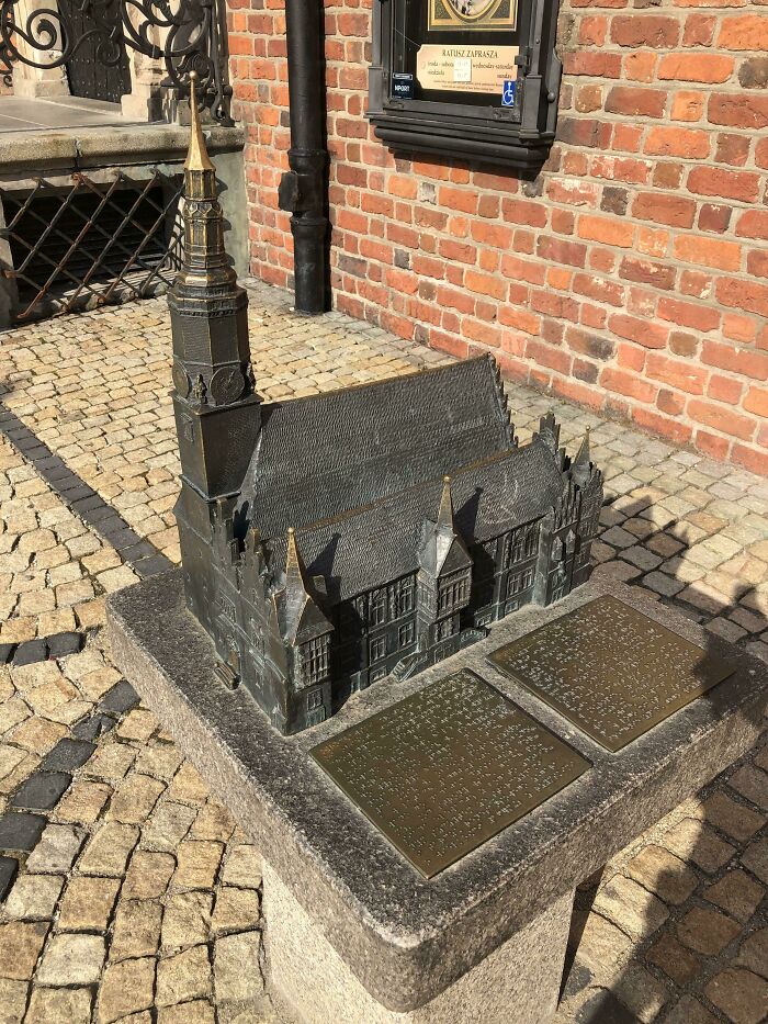 En Breslavia, Polonia, cada catedral y hasta los ríos tienen un modelo táctil al lado para que los invidentes los vean también