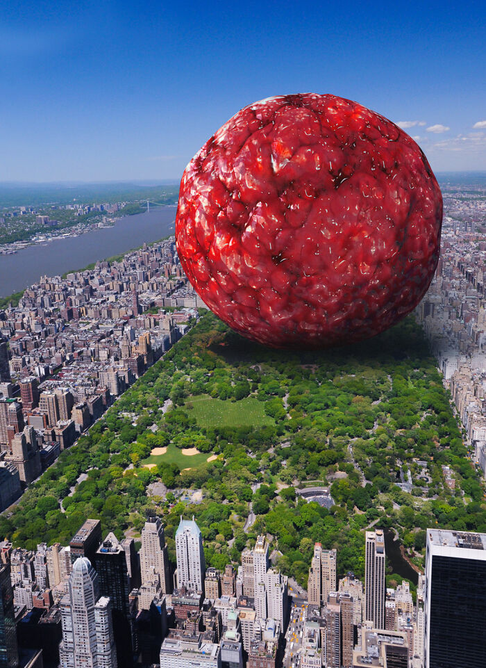 Si se fundieran a las 7,88 mil millones de personas de la Tierra en una bola de sustancia viscosa (densidad de un humano = 985 Kg/M3, masa promedio del cuerpo humano = 62 Kg), se obtendría una esfera de viscosidad humana que tendría 1 kilómetro de largo. Hice una imagen de cómo eso se vería en el medio del Central Park en Nueva York.