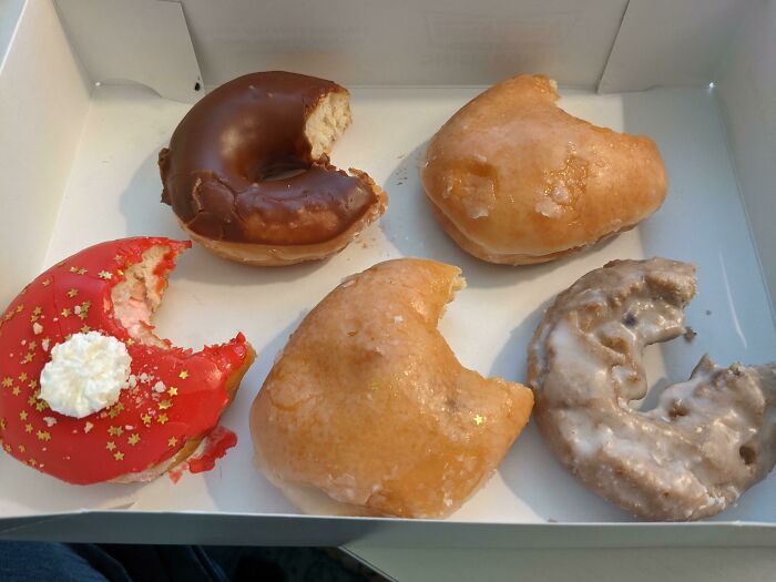 La secretaria de mi jefe renunció esta mañana después de entregar el desayuno