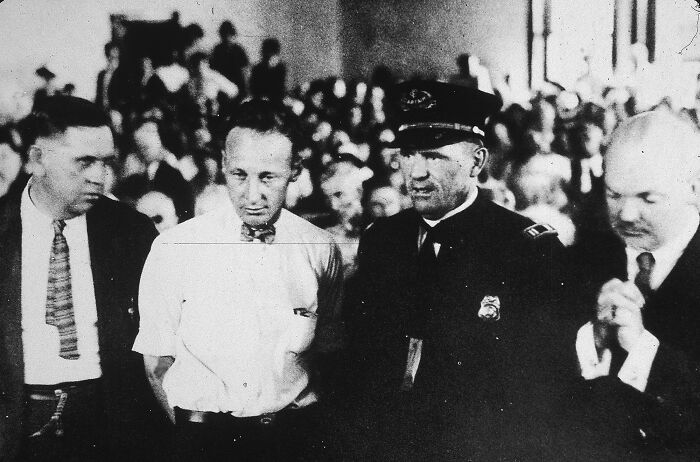 El profesor de secundaria John T. Scopes es llevado a juicio en Dayton, Tennessee, por enseñar la teoría de la evolución, prohibida por la ley estatal. 10 de julio de 1925