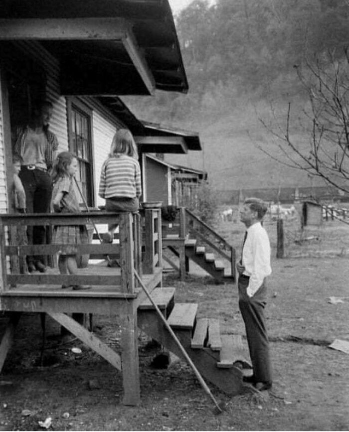 John F. Kennedy haciendo campaña puerta a puerta en Virginia Occidental (1960)