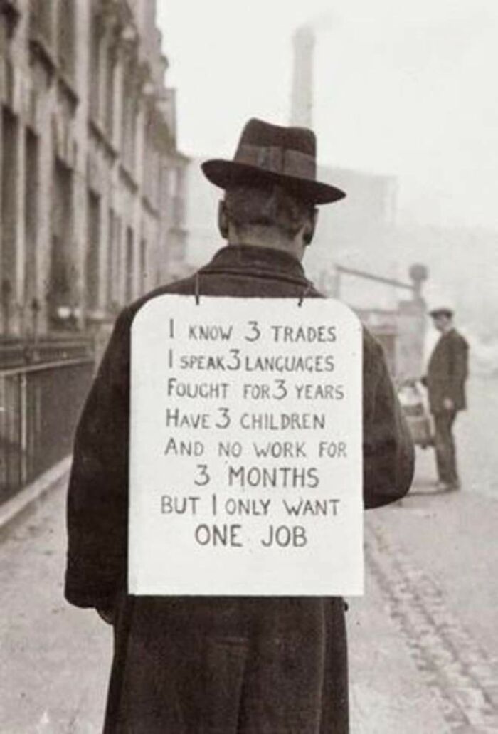 Un hombre que busca trabajo con su currículum a cuestas, Inglaterra - años 30