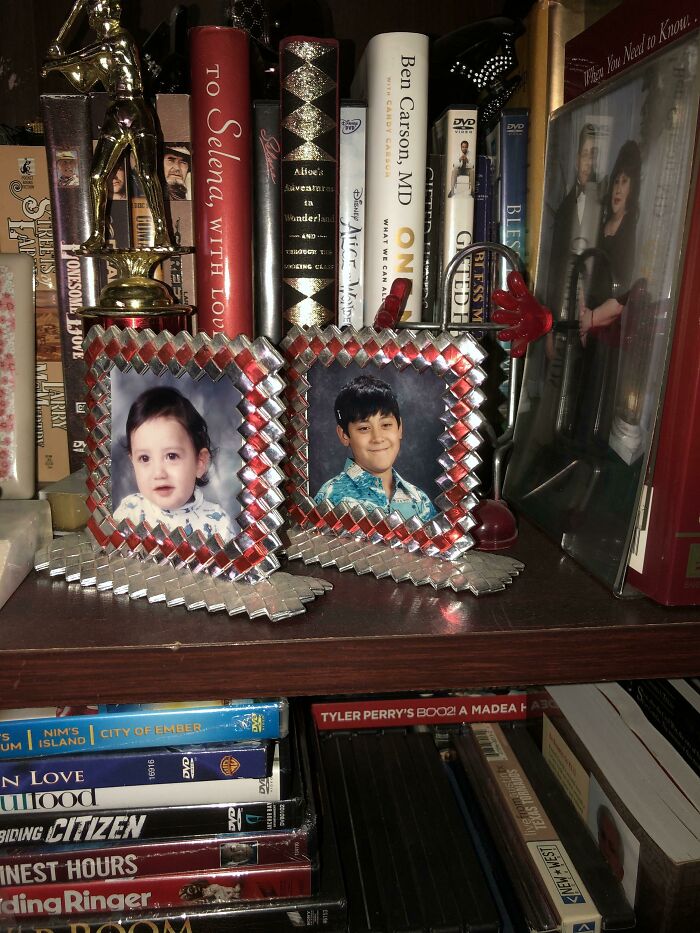 Dos marcos de fotos hechos con bolsas de patatas fritas que un preso le dio a mi madre mientras trabajaba en la cárcel como enfermera