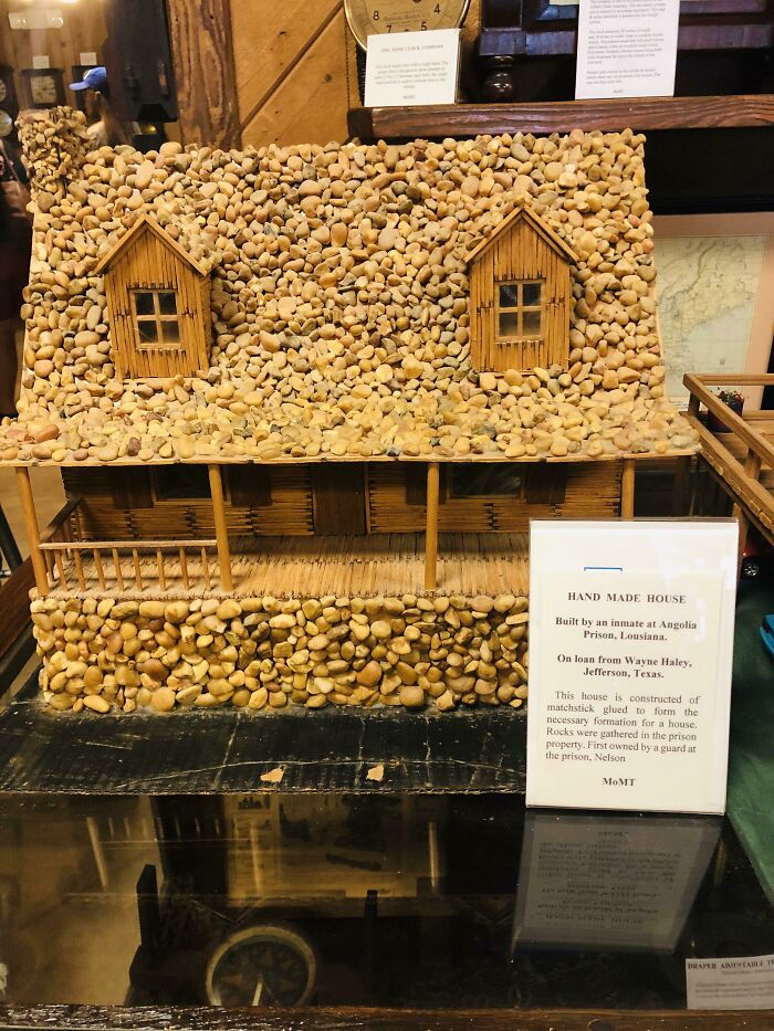 Encontré esto en el museo de un pequeño pueblo hoy. Hecha por un preso de la cárcel de Angola con palos de fósforo y guijarros del terreno de la cárcel