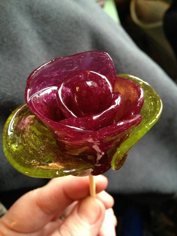  Una forma de que los presos hagan rosas para sus seres queridos hechas de Jolly Ranchers