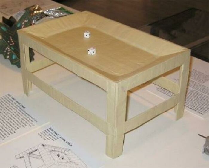 Mesa hecha con fideos de ramen y cinta adhesiva