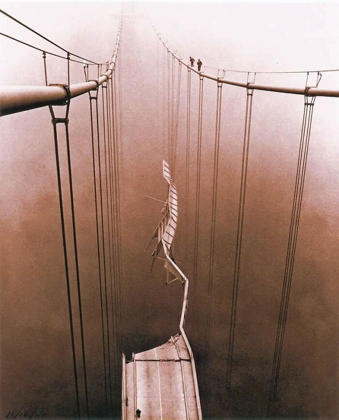 Vista del derrumbe del puente Tacoma Narrows desde lo alto del cableado de suspensión, 1940