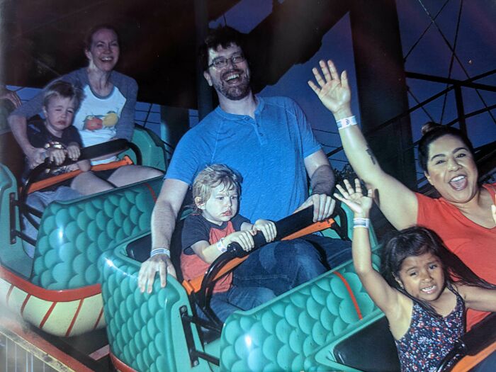 Tres adultos disfrutando y tres niños un poco menos