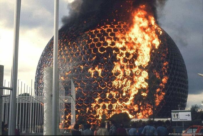 El 20 de mayo de 1976, durante unas reformas estructurales, un incendio quemó la cúpula acrílica transparente de la Biosphère de Montreal