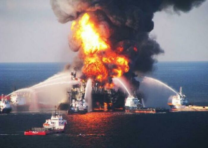 20 de abril de 2010: La plataforma petrolífera Deep Water Horizon sufrió una explosión catastrófica