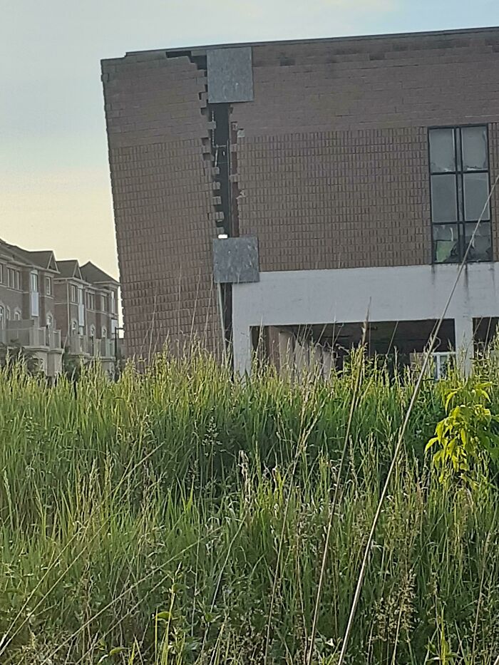 Markham, Ontario, la madera contrachapada utilizada para reparar un edificio resulta insuficiente para la tarea
