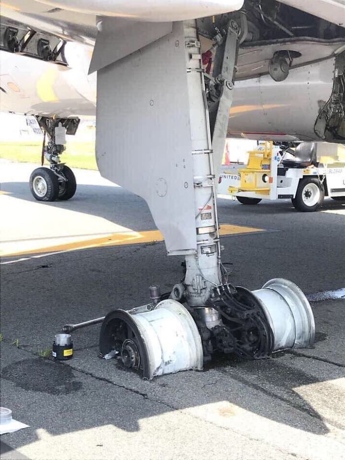 Neumáticos del vuelo de United que se declaró en emergencia durante el despegue. No hubo heridos