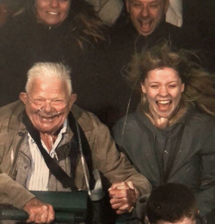 Mi abuelo de 74 años con EPOC y yo en una montaña rusa. Se lo pasó genial.