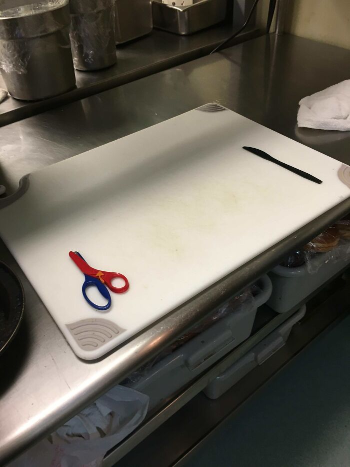 Ayer, el cocinero se cortó tan mal que tuvo que ir al hospital y tomarse el día. Esta mañana acomodamos su lugar de trabajo teniendo en cuenta su seguridad