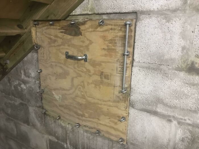 Acabo de comprar una casa. Encontré esto en el sótano. Bien sellado