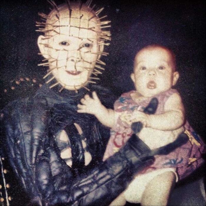 Pinhead con un bebé en brazos