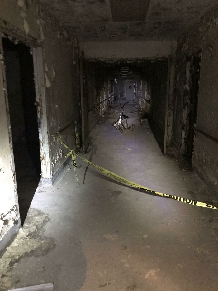 Fuimos a un recorrido con linterna a un antiguo sanatorio y residencia de ancianos donde murieron más de 7.000 personas