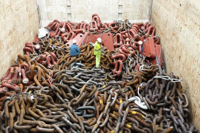 Así de grandes son las cadenas de anclaje. Tiene sentido, pero ¡vaya!