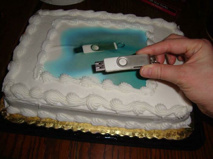 Una amiga mía encargó una tarta de foto y le dio a la mujer una memoria USB con la foto que quería usar