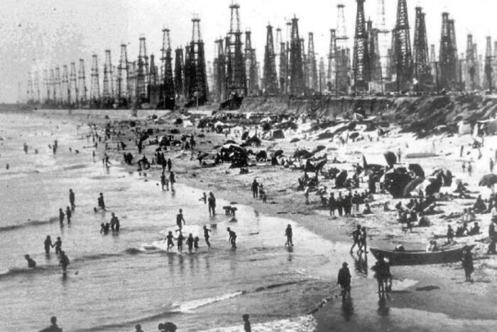 Huntington Beach, California, durante el boom petrolero de 1928
