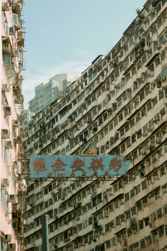 Edificio residencial en Hong Kong, fotografiado por mí en una película de 35 mm