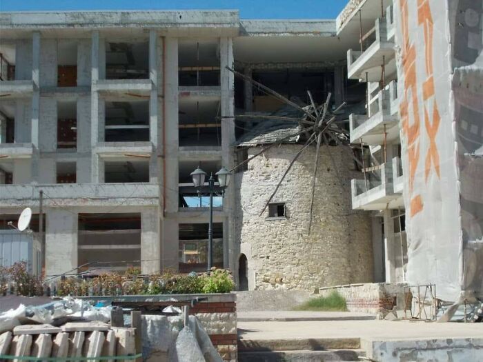 Molino del siglo 16 rodeado de cemento nuevo, en la costa de Bulgaria