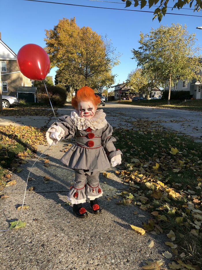 Mi hijo de 2 años como Pennywise. Hice todo el disfraz y estoy muy contenta con el resultado