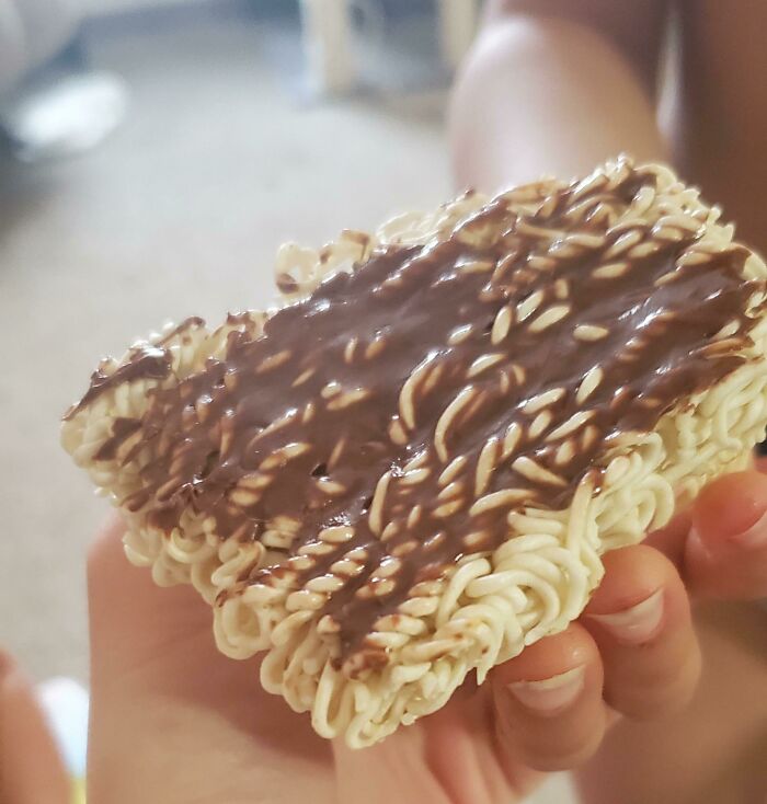 Mi hijo tiene numerosos problemas sensoriales con la comida. Pero hoy hizo esta monstruosidad. La tostada de fideos y nutella