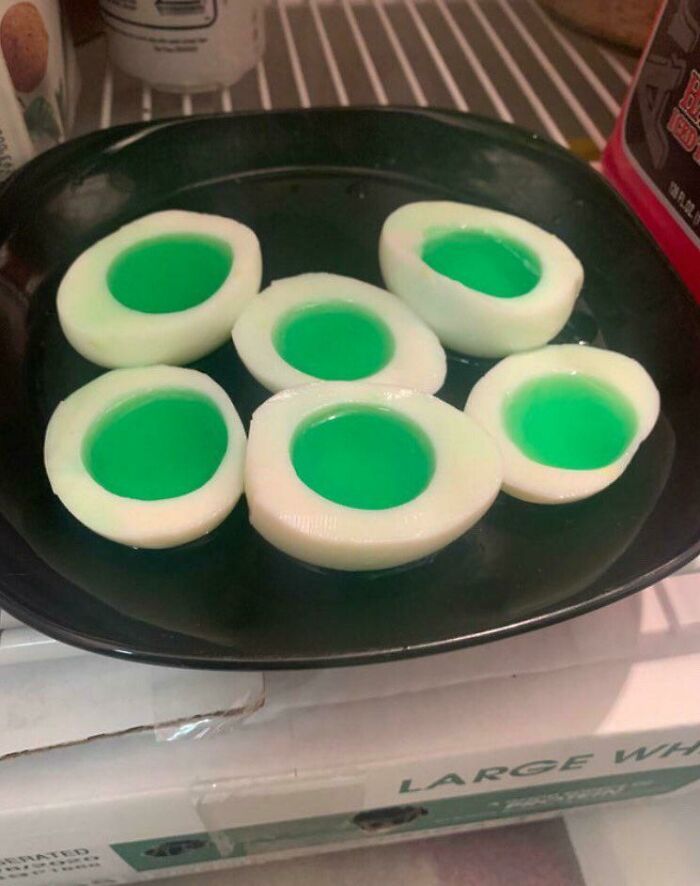 Se sirven gelatinas con huevos duros